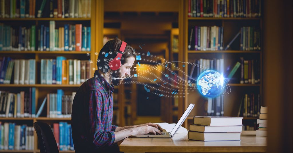 Homme utilisant réalité augmentée dans bibliothèque.