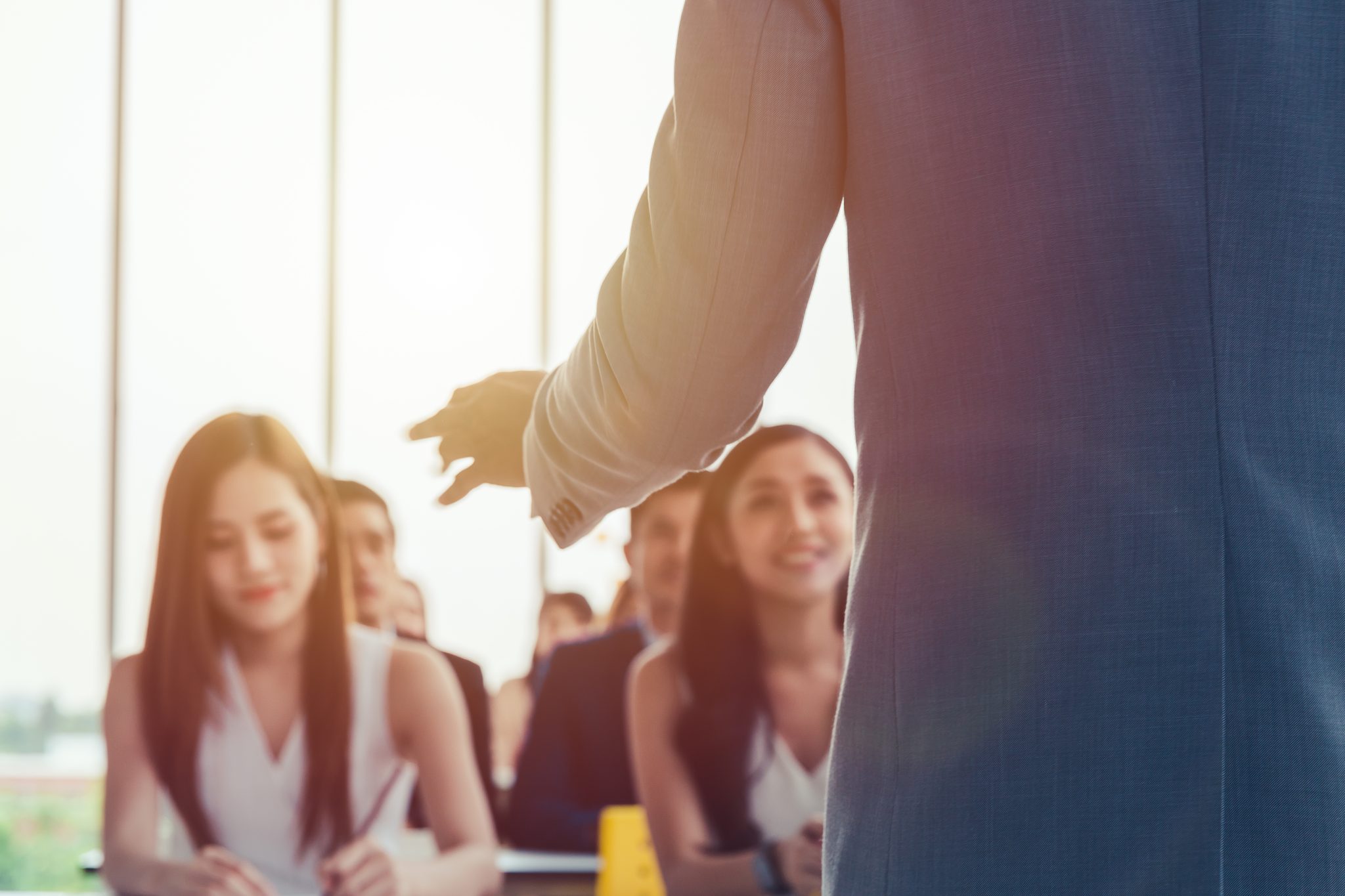 Conférencier homme enseignant à des étudiants attentifs.